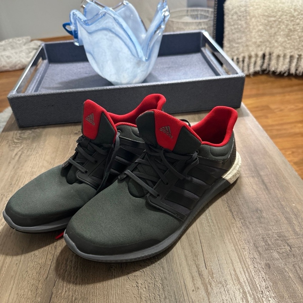 ADIDAS endless Boost CLU 600001 US
Mens size 12 Gray/red sneakers